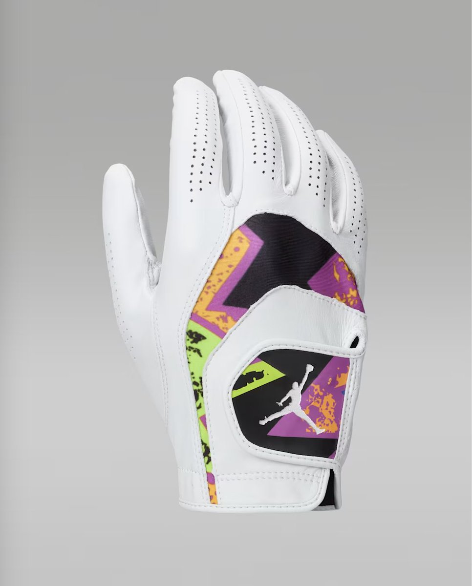 SNKR_TWITR tweet media