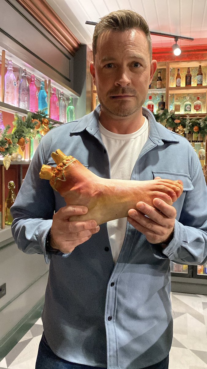 fluffyflo's tweet image. Since that propeller incident they’re still finding bits of Jez Blake around Hollyoaks village. #hollyoaks #Hollyoaksunwrapped #superfan