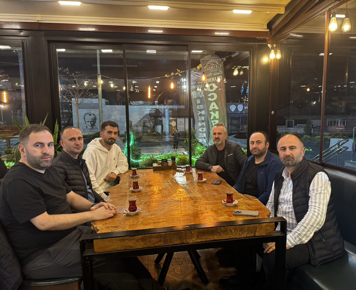Kral ağabeyim ve can kardeşlerim ile eski değil eskimeyen birliktelik,şükürler olsun,çok şükür,daima şükür…

#Yanyana 

💙❤️💙