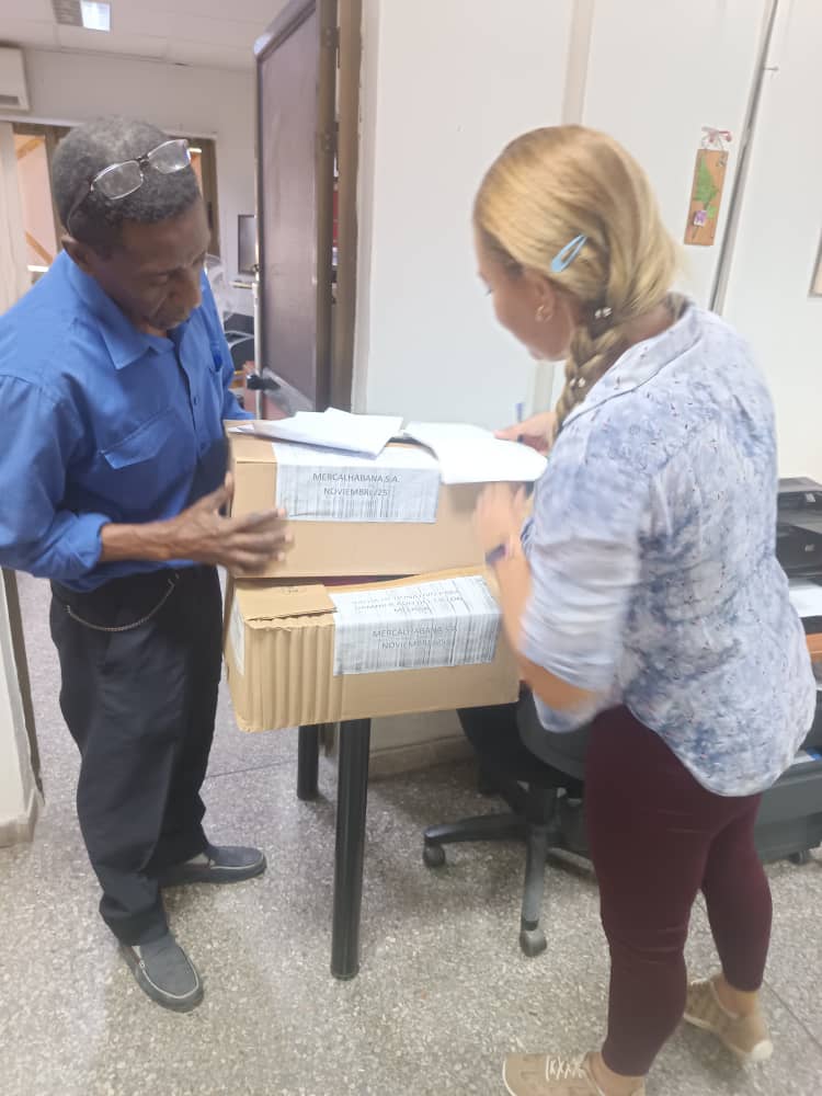 Yaimara y su equipo de Mercalhabana de la OSDE GA, son los primeros en sellar las cajas de donativos para ayudar a las familias  que han perdido sus bienes en las provincias orientales. Seguimos  aportando,  toda Cuba es una sola familia.
#fuerzacuba
<a href="/MincinCuba/">Comercio Cuba</a>