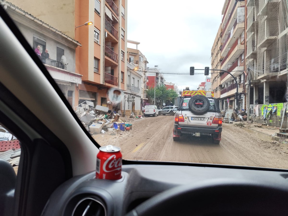 Manu_AdP's tweet photo. Hoy hace un año estaba cargando la furgoneta con motobombas y mangueras... Al día siguiente salimos a las 6 de la mañana 5 empresas desde Barcelona dirección Valencia. Lo que vi ahí es indescriptible. https://t.co/dGoxC5VB9C