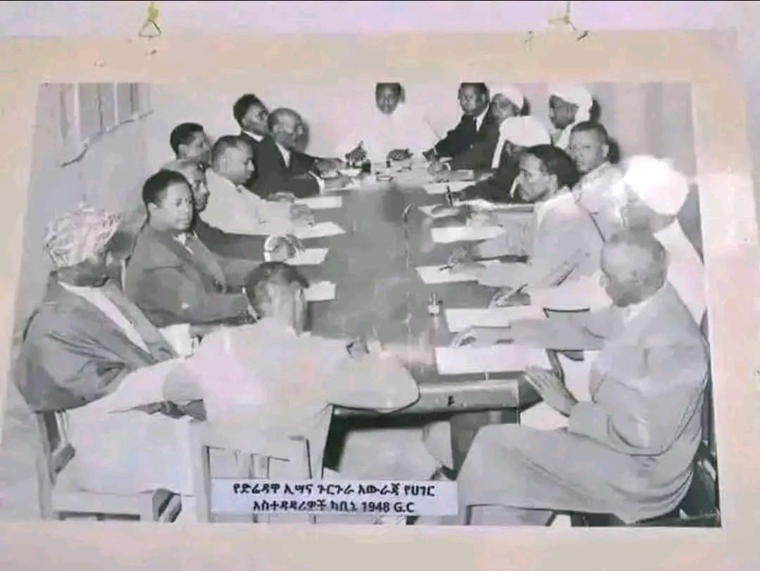 Sawir la qaaday 1948dii: 
Axmaariga ku hoos qoran macnihiisu waa: Guddigii fulinta gobolka dirdhaba ee Ciisaha iyo Gurguraha