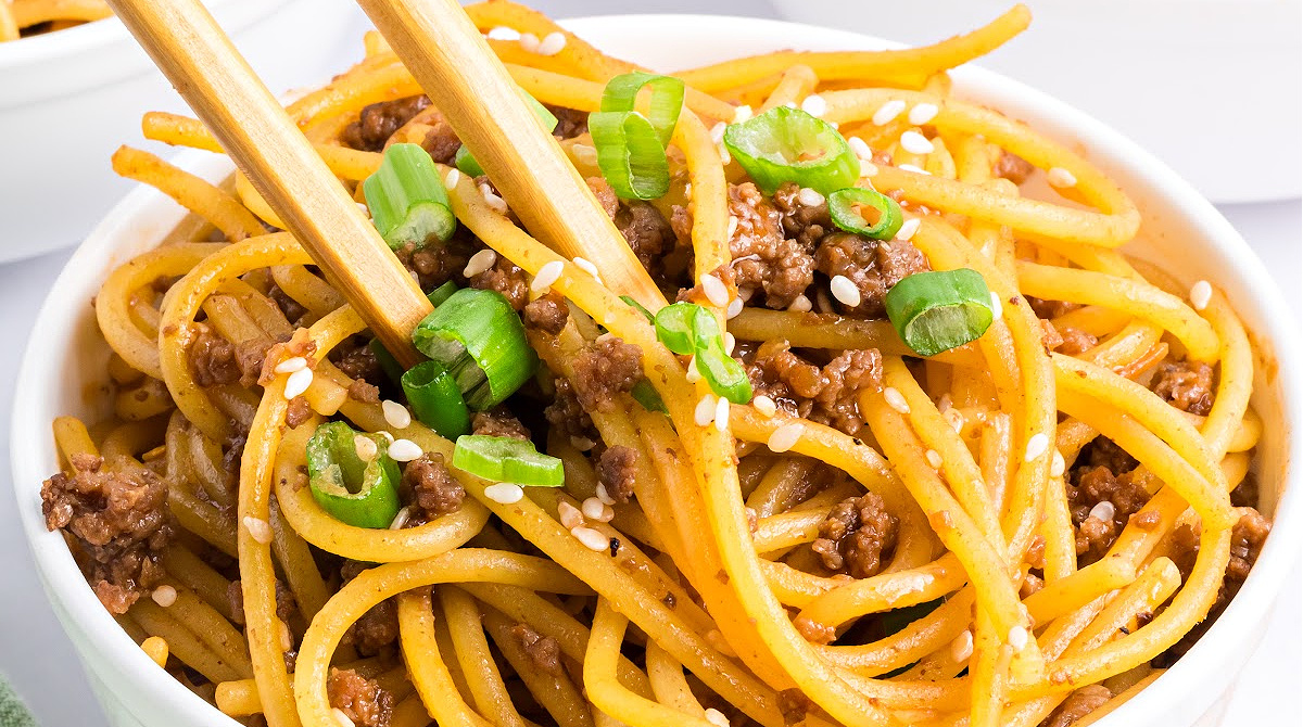 Quick #Mongolian beef #noodles with ground beef, soy, and hoisin. One-pot, weeknight easy, and packed with that #takeout flavor. #NoblePig Recipe: noblepig.com/mongolian-beef…