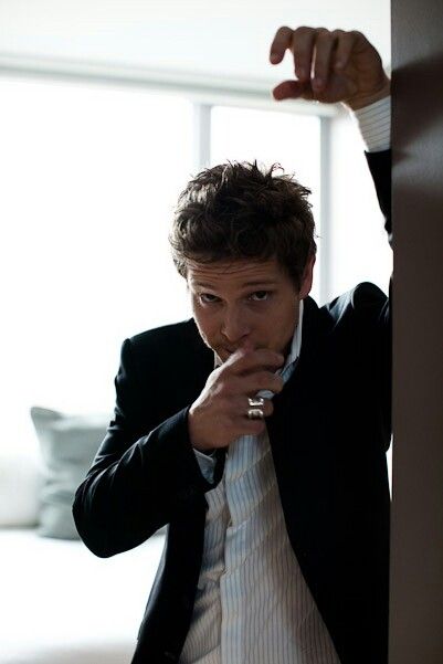 SIFASENTIRE's tweet image. she has found the most unbelievable pictures of @secundofIIio.

   interesting, even, she would say.
   actually... no. scandalous.