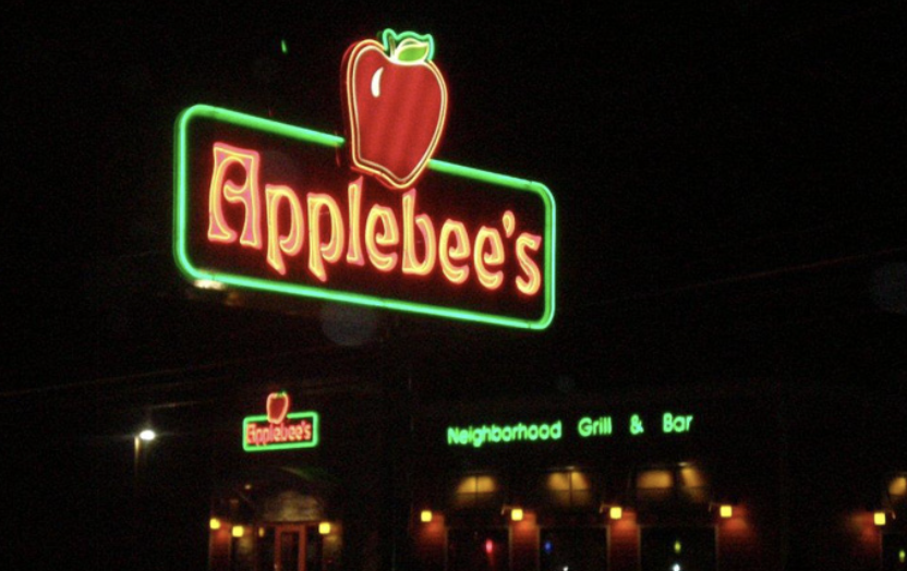 Applebees's tweet photo. POV: it's 4:30pm in November https://t.co/qPlB2fFDyo