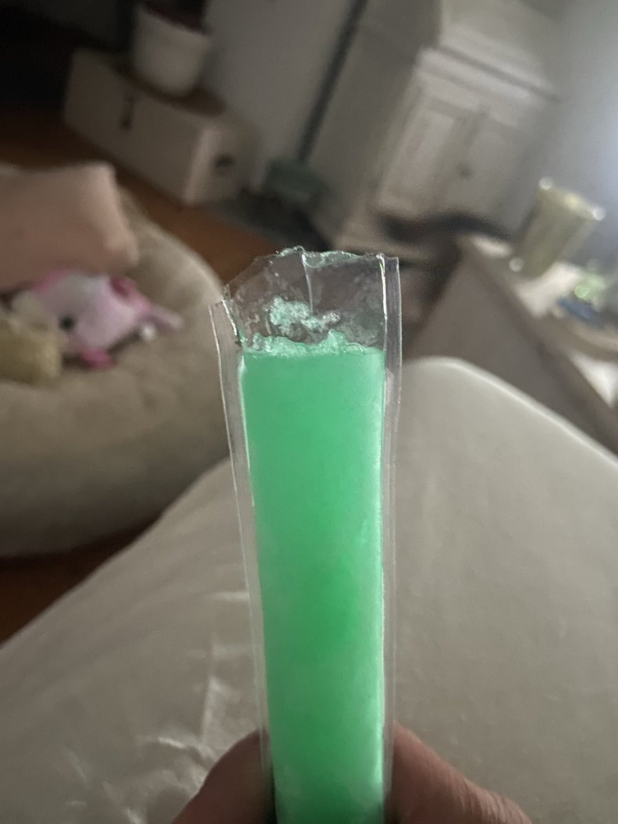 SenfhundSpocki's tweet image. Frauchen sagt,sie müsse das essen,wegen der Halsschmerzen 🤨 #eis