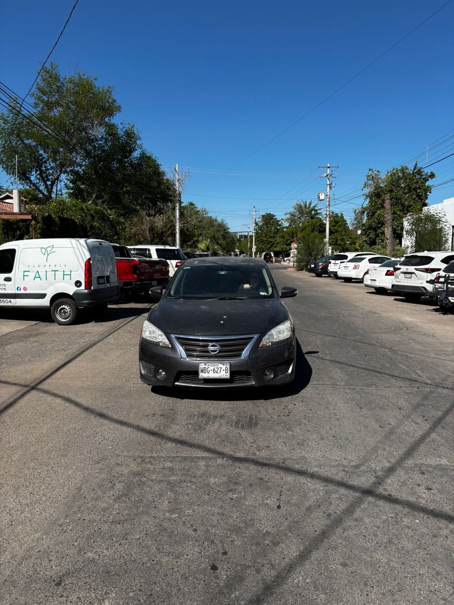 Y sigue pasando no están respetando el sentido de la Calle Londres <a href="/HermosilloGob/">Gobierno de Hermosillo</a> <a href="/Policia_HMO/">Policía Municipal de Hermosillo</a> siguen metiéndose en sentido contrario