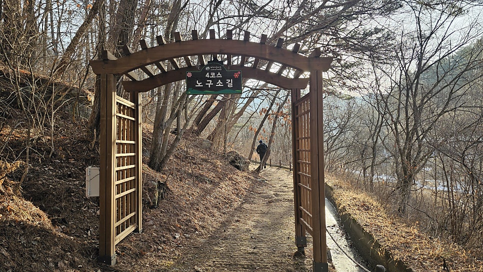 *
네게 물린 
내 젖값 

쬐끔만 
돌려다구ᆢ

돌담한줄/노구소에서
20251104