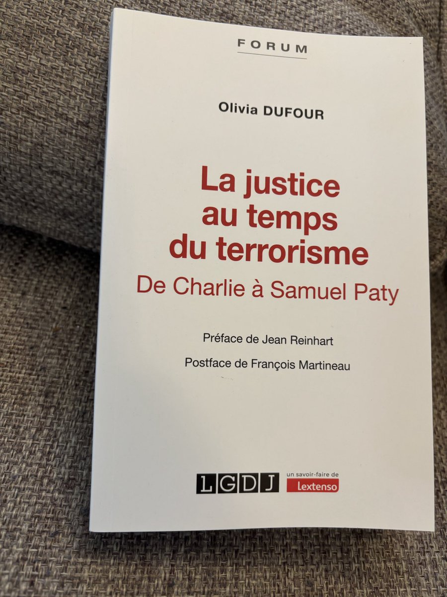 Jeanne_Lepic's tweet image. C’est un #livre remarquable sur les  #procès des #terroristes qui ont ensanglanté la #France (#Bataclan, #Trève, etc). C’est si bien écrit que n’importe qui de l’ouvrier au PDG comprendra. Bravo à #OliviaDufour, cette #journaliste haut-de-gamme dont la mission est d’expliquer.