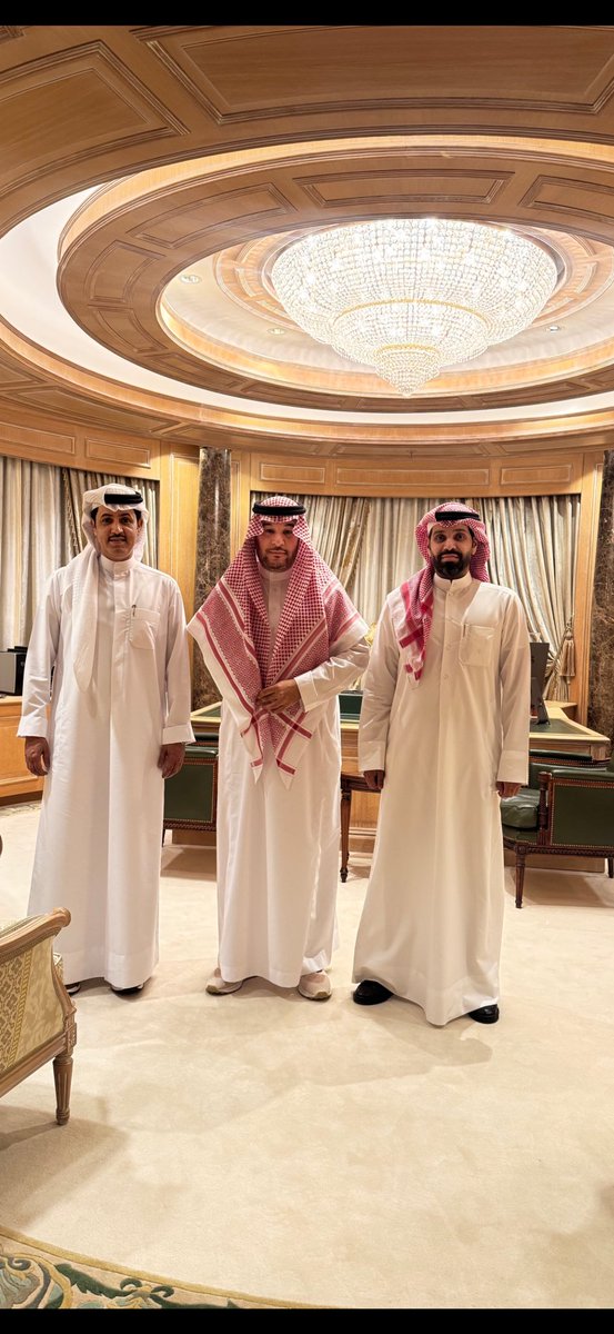 تشرفت اليوم بلقاء الشيخ فهد ابن حثلين 
وتم مناقشه بعض الامور التي تخص الشوط ولم نلقى منه الا كل موده ورحابة صدر وتفهم 
واشكره على عمله الدؤوب لإنجاح المهرجان وحرصه الشديد على مصلحة الابل واهلها وما هو بغريب عن ابو سلمان بيض الله وجهه.

<a href="/F_BinHithleen/">فهد بن حثلين</a> 

#شوط_الرؤيه
#مطير