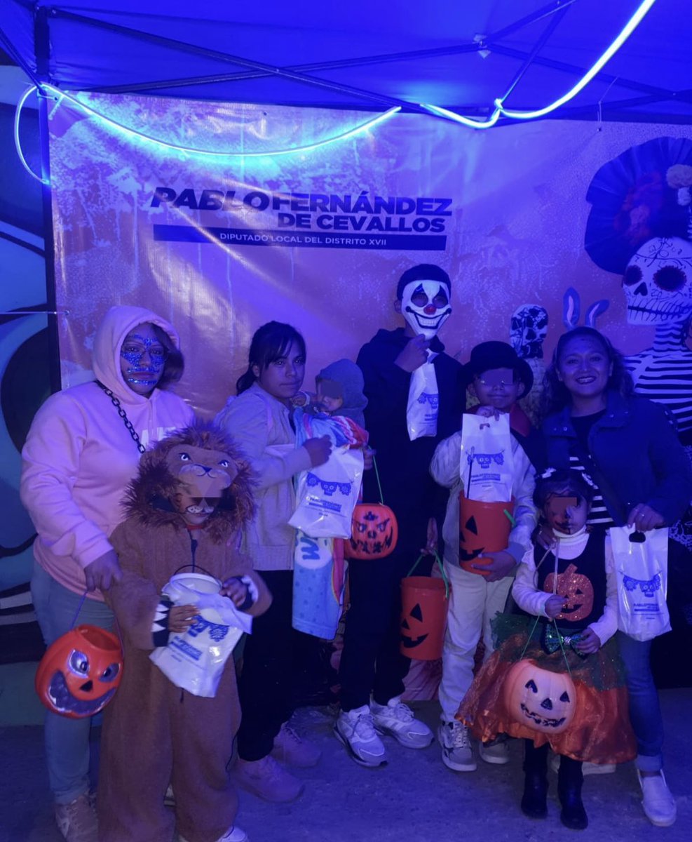 #DíaDeMuertos Un día de fiesta, disfraces y mucha alegría para cientos de niñas y niños de colonias del Distrito XVII en Naucalpan quienes recibieron su "calaverita" por parte del coordinador del <a href="/GPPAN_Edomex/">Diputados PAN Edoméx</a> <a href="/PabloDeCevallos/">Pablo Fernandez De Cevallos</a> como parte de la tradición mexicana.