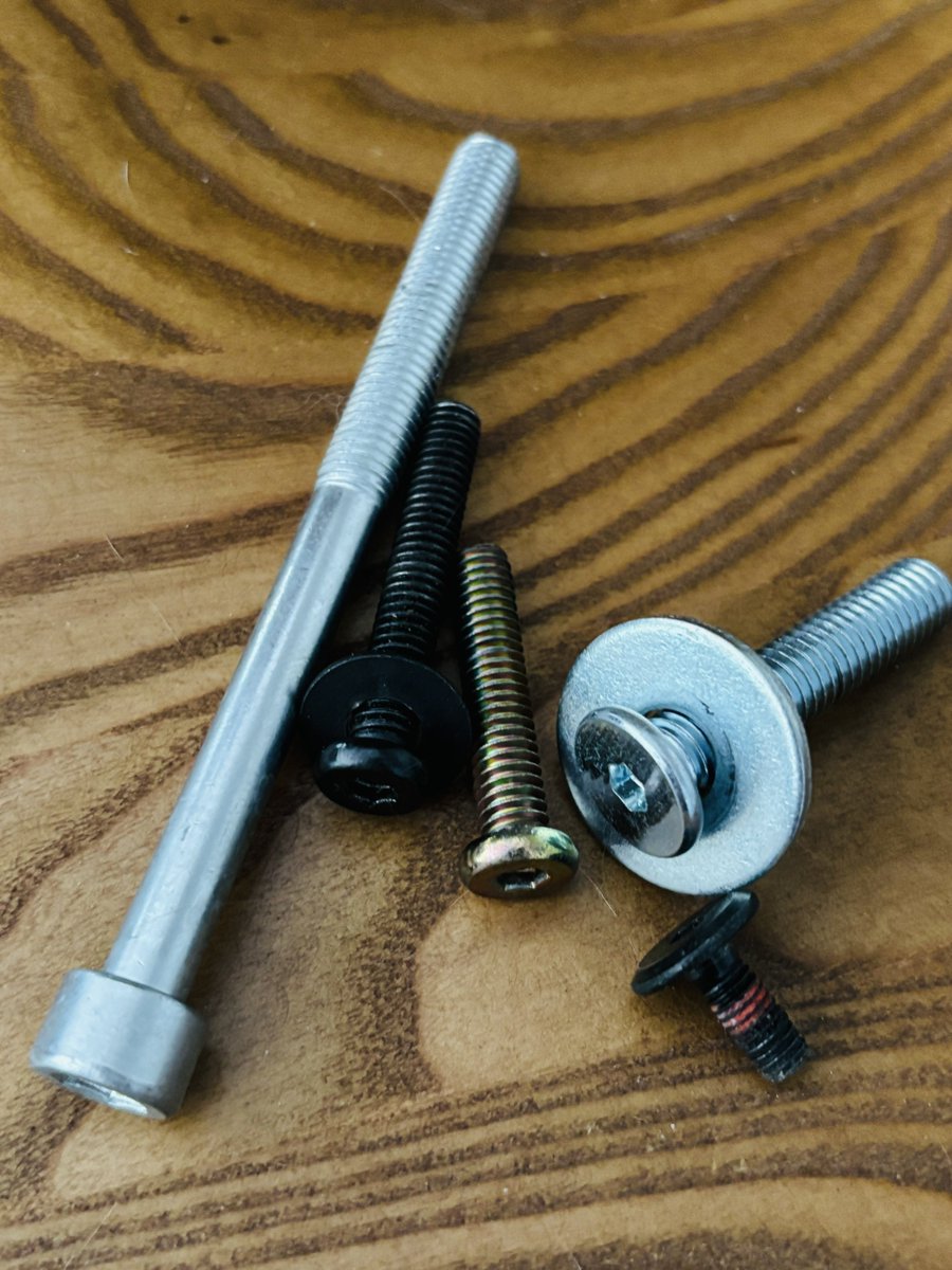 その丸いおてでどうやって外しているの…？　もちろんネジは戻すのですが、戻す場所がわからなくて残ったネジがこんなにあるんですよ。いつか何かが崩壊する

それにしても今日のやつ（左端）はでかいな。本気でわからないので、何か予想つく人いたら教えてください。頭は六角、長さは12センチです。