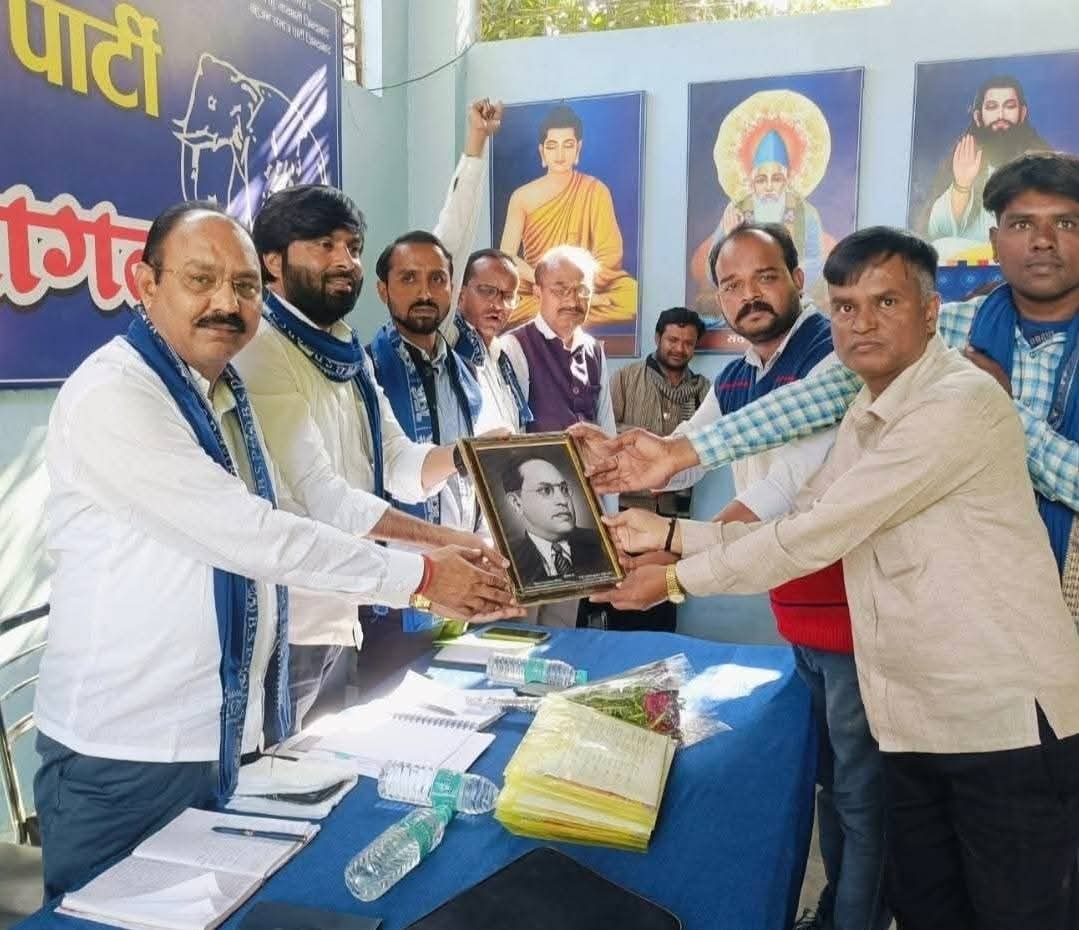 #BSP_COMING_SOON_2027....🐘🐘 

दिनांक 3.11.2025   
#226विधानसभा_ललितपुर ,यूपी 

माननीय बहन जी के दिशा निर्देशों का पालन कर जिला एवं विधानसभा के पदाधिकारीयों, जिम्मेदार साथियों को बूथ स्तर पर संगठन को मजबूत करने की जिम्मेदारीया सौंपते हुए <a href="/Mayawati/">Mayawati</a> <a href="/AnandAkash_BSP/">Akash Anand</a> <a href="/ramjigautambsp/">Er.Ramji Gautam MP Rajya Sabha</a>