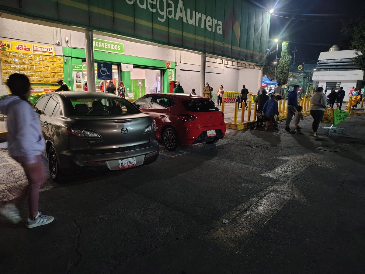jusito243's tweet photo. @UCS_GCDMX @ClaraBrugadaM @BodegaAurrera @SSC_CDMX el día de hoy abuso al Aurrerá que está en rio Churubusco y apatlaco y los lugares de discapacidad están ocupados por personas sin discapacidad y se le inicia al gerente v obligando que no es su responsabilidad, urge operativo https://t.co/arK45Eri6N