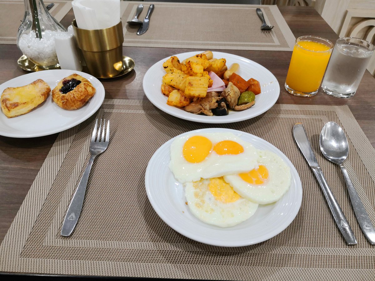 My last 4 breakfasts. 😋
I still miss my breakfast at home though.