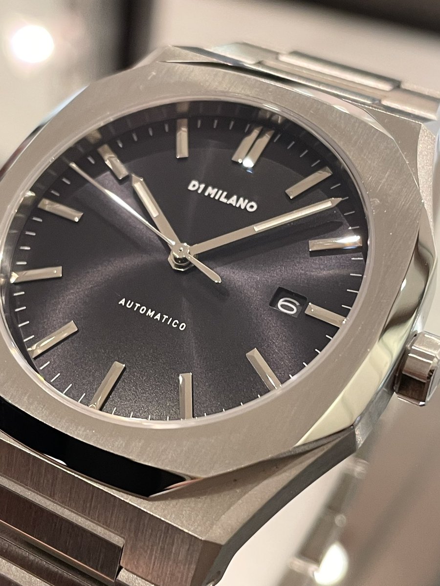 758meitetsu's tweet image. おはようございます☀

#D1MILANO 🇮🇹
時代に左右されない美しさが表れている「オートマティコ」✨
文字盤やインデックス・ケースと仕上がりの違いによって光の反射の仕方が異なりそれぞれの魅力が上品に光ります
#名古屋 #名古屋駅 #ラグスポ #ディーワンミラノ