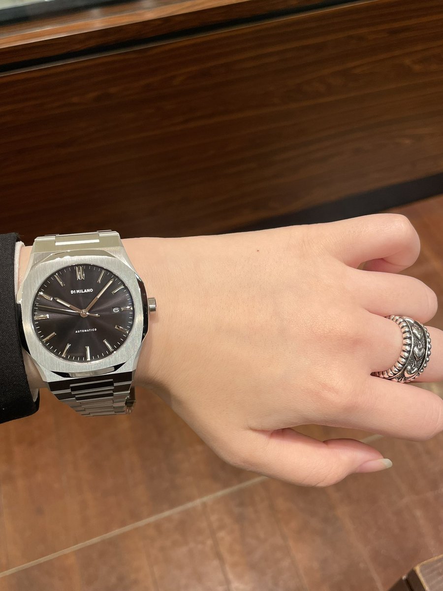 758meitetsu's tweet image. おはようございます☀

#D1MILANO 🇮🇹
時代に左右されない美しさが表れている「オートマティコ」✨
文字盤やインデックス・ケースと仕上がりの違いによって光の反射の仕方が異なりそれぞれの魅力が上品に光ります
#名古屋 #名古屋駅 #ラグスポ #ディーワンミラノ