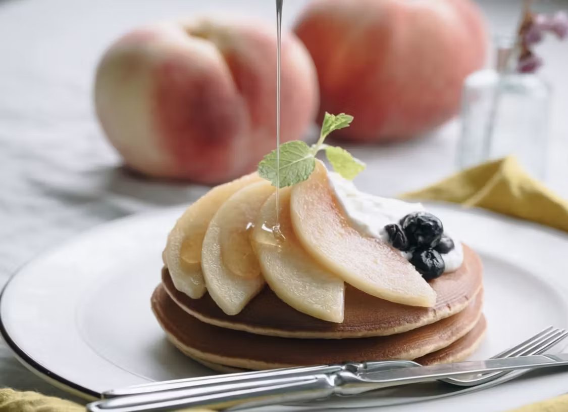 【簡単栄養チャージデザート🥞✨】シンプルフルーツパンケーキ
材料
・パンケーキミックス…1袋
・卵…1個
・牛乳（成分無調整）…100ml

つくりかた
①ボウルに卵と牛乳を入れて泡立て器でよく混ぜます。パンケーキミックスを加えてさっくり30秒混ぜ合わせます。