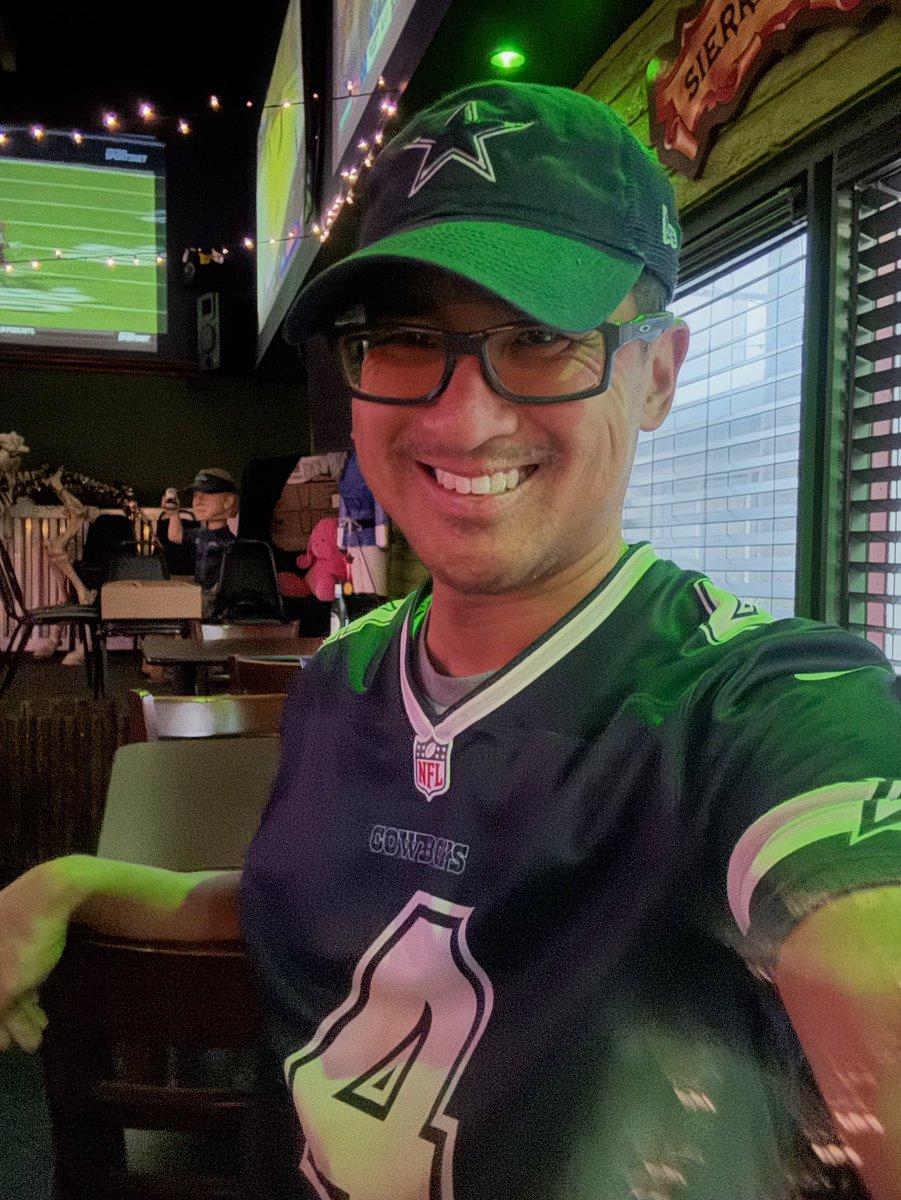 jonathan_shen7's tweet photo. Happy Monday, and Letโs go, Cowboys!! โญ๐๐ฅ๐ฅ #dallascowboys #marlinbar #dc4l #hb #mnf #cowboys4life #bleedblueandsilver #respectthestar #happymonday https://t.co/ZHMYjflAjp