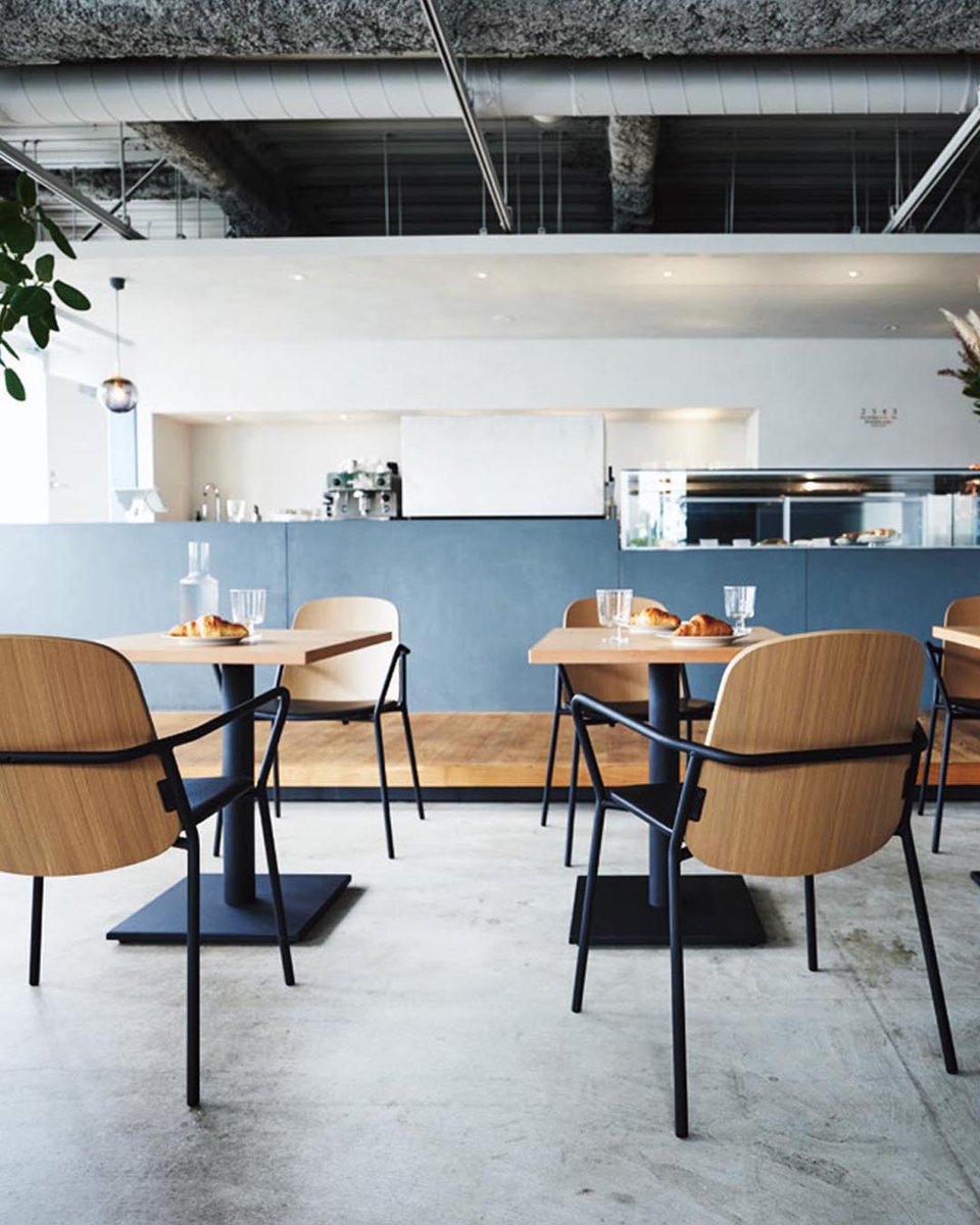 HUSTNET's tweet image. #カフェチェア #カフェ内装 
#企業公式相互フォロー #企業公式秋のフォロー祭り
「ワイオーAH N／B」は、硬質で直線的なフレームと、柔らかで曲線的な座面が織りなすコントラストが特徴的なスチール椅子です。…