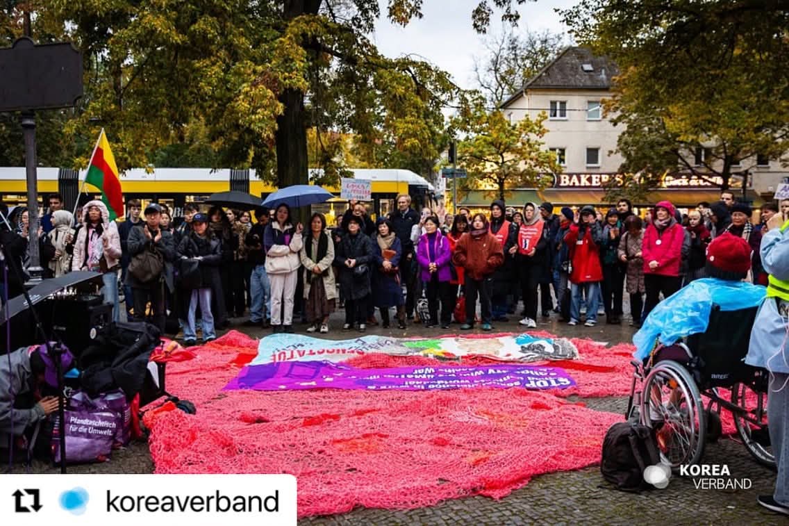 Colectivahilos's tweet photo. #Repost @koreaverband with @use.repost
・・・
📢 Kundgebung am 07.10.25 

Letzte Woche haben wir mit über 300 Teilnehmenden laut für den Erhalt von Ari vor dem Rathaus Tiergarten demonstriert. https://t.co/mnLLoehRhz