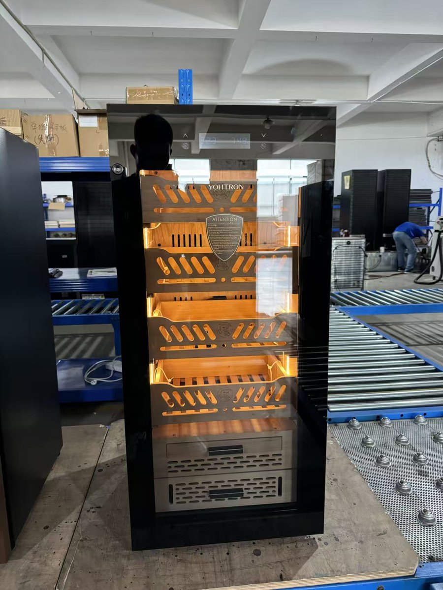 Yohtron's tweet image. Yohtron Cigar Humidor, YC-88 Premium Black Model. 450 Counts Cigar Capacity.

#yohtron #humidor #yohtronhumidor #cigarcabinet #cigarcooler #cigarshop #cigarlounge #cigarbar #cigarlifestyle #electrichumidor #compressorhumidor