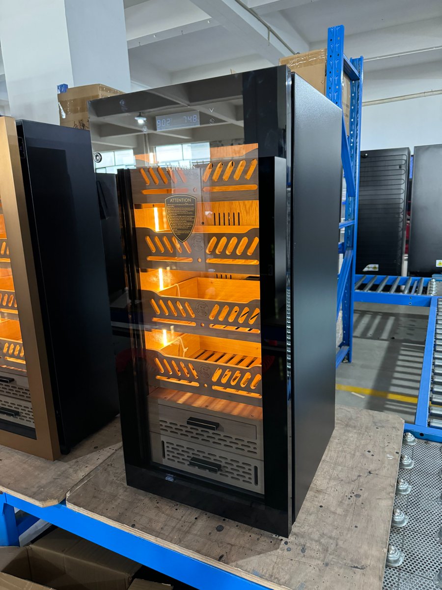 Yohtron's tweet image. Yohtron Cigar Humidor, YC-88 Premium Black Model. 450 Counts Cigar Capacity.

#yohtron #humidor #yohtronhumidor #cigarcabinet #cigarcooler #cigarshop #cigarlounge #cigarbar #cigarlifestyle #electrichumidor #compressorhumidor