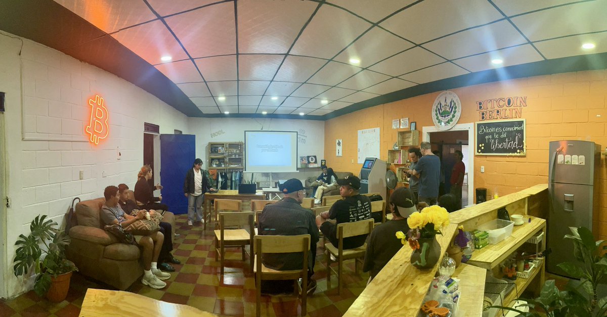 ConnectEconomy's tweet image. “In Berlin 🇸🇻 there are more #lightning ⚡️ transactions than credit card transactions.” Monday meetup at the #bitcoincenter in @BitcoinBerlinSV