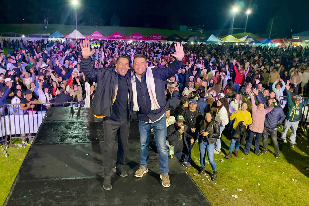 JorgeaCAMACHOl's tweet photo. #AsíCumplimos #Subachoque | Un show inolvidable del gran @checoacosta en #ViveSubachoque. Total gratitud con el señor gobernador @JorgeEmilioRey y la @LicoreraCund por este súper concierto. La noche @Nectar_Colombia fue el mejor escenario para la integración y las tradiciones. https://t.co/fkDpIfUCqu