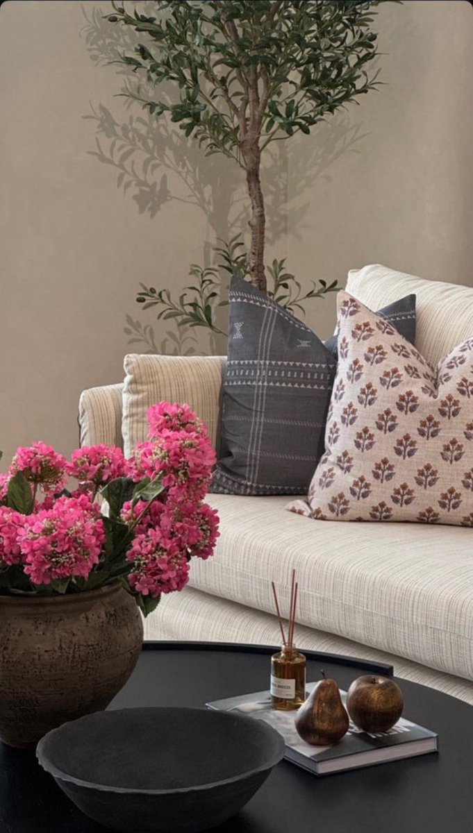 نحن لا نتغيّر…
نحن فقط نعود إلى حقيقتنا بعد أن نتخلّص من الأقنعة. 🎭

#صباح_الخير 
#صباح_الخير_والسعاده_للجميع