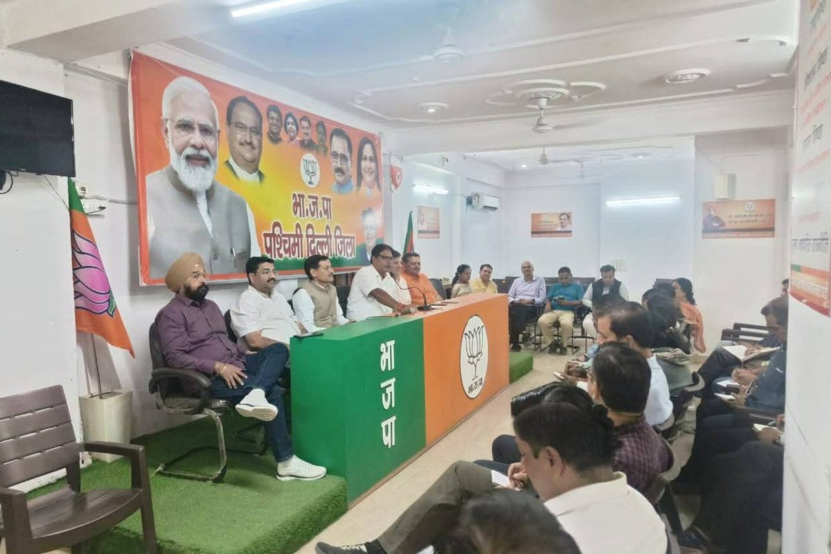 manishluthrabjp's tweet image. आज पश्चिमी दिल्ली जिलाध्यक्ष श्री Chanderpal Bakshi जी की अध्यक्षता में संगठनात्मक बैठक हुई, जिसमें सभी महत्वपूर्ण विषयों पर विस्तारपूर्वक चर्चा हुई। 

बैठक में पश्चिमी ज़िला प्रभारी @vijaysolankibjp जी का सभी कार्यकर्ताओं को मार्गदर्शन प्राप्त हुआ।

#BJP4DelhiWest #BJP4Delhi