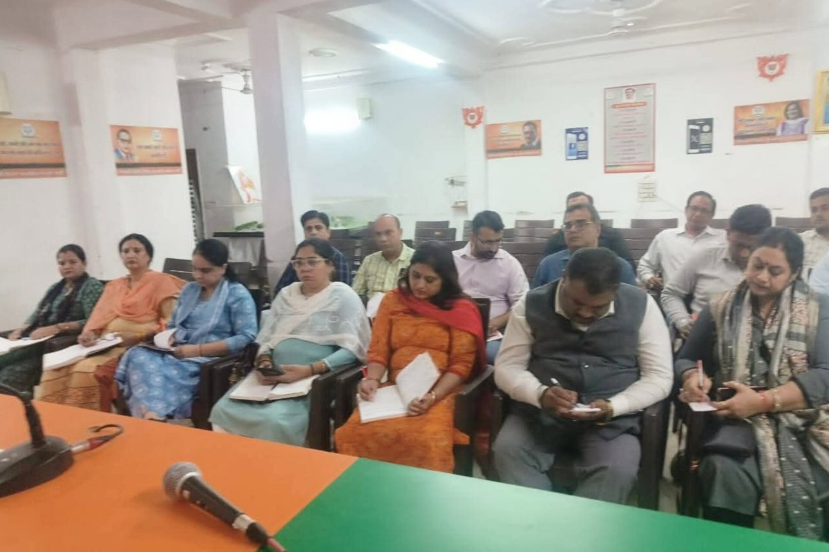 manishluthrabjp's tweet image. आज पश्चिमी दिल्ली जिलाध्यक्ष श्री Chanderpal Bakshi जी की अध्यक्षता में संगठनात्मक बैठक हुई, जिसमें सभी महत्वपूर्ण विषयों पर विस्तारपूर्वक चर्चा हुई। 

बैठक में पश्चिमी ज़िला प्रभारी @vijaysolankibjp जी का सभी कार्यकर्ताओं को मार्गदर्शन प्राप्त हुआ।

#BJP4DelhiWest #BJP4Delhi