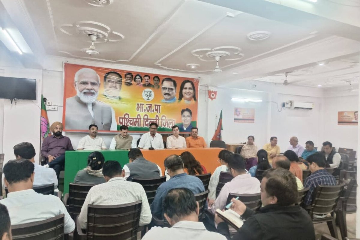 manishluthrabjp's tweet image. आज पश्चिमी दिल्ली जिलाध्यक्ष श्री Chanderpal Bakshi जी की अध्यक्षता में संगठनात्मक बैठक हुई, जिसमें सभी महत्वपूर्ण विषयों पर विस्तारपूर्वक चर्चा हुई। 

बैठक में पश्चिमी ज़िला प्रभारी @vijaysolankibjp जी का सभी कार्यकर्ताओं को मार्गदर्शन प्राप्त हुआ।

#BJP4DelhiWest #BJP4Delhi