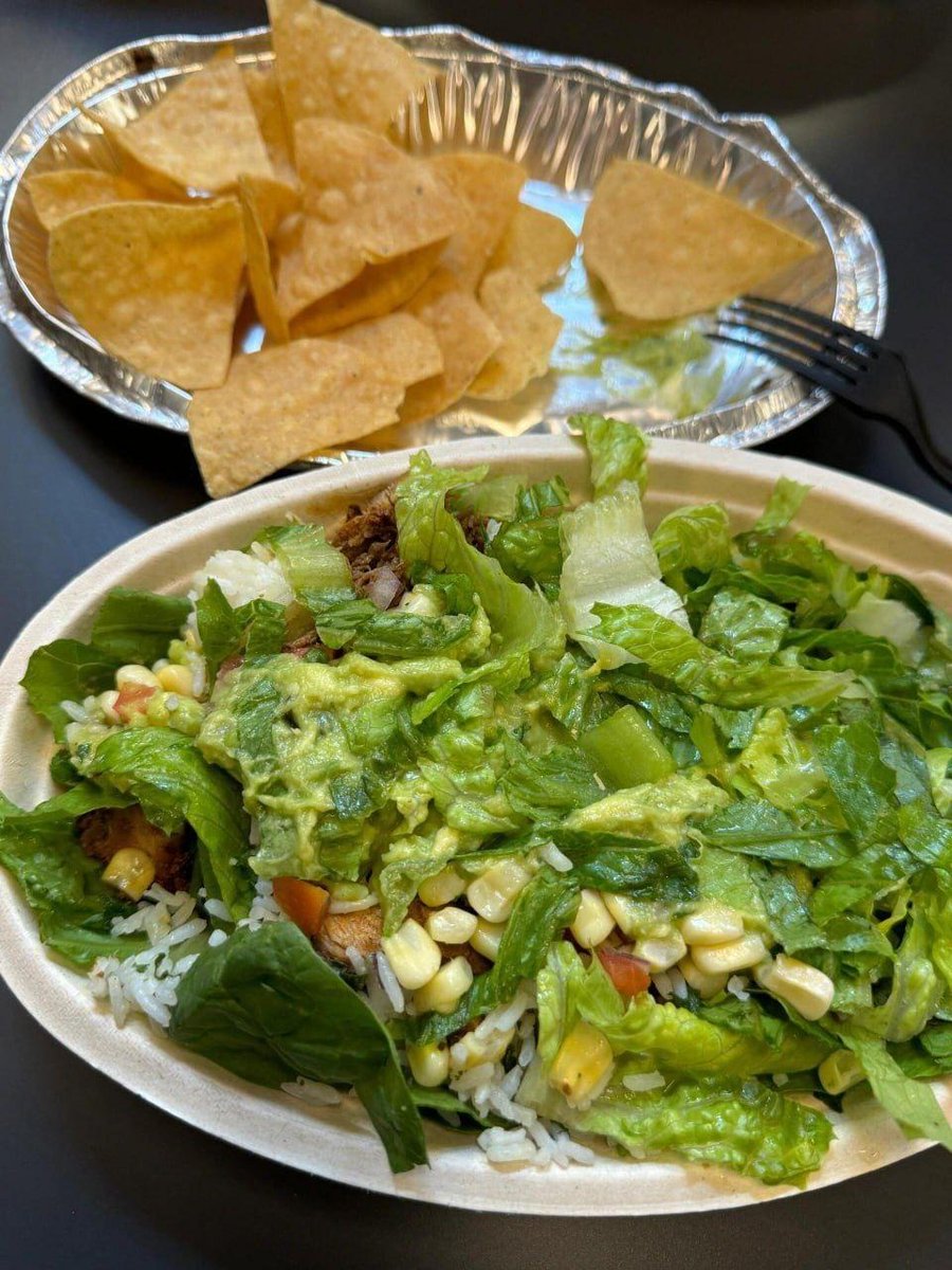 AllysaMaeq's tweet photo. Fresh lettuce, corn, guac, and rice a hearty dinner that fuels both body and soul 🥗
#HealthyDinner #EatGoodFeelGood #CleanEats #FoodGoals #WellnessJourney https://t.co/qfHraXyufk