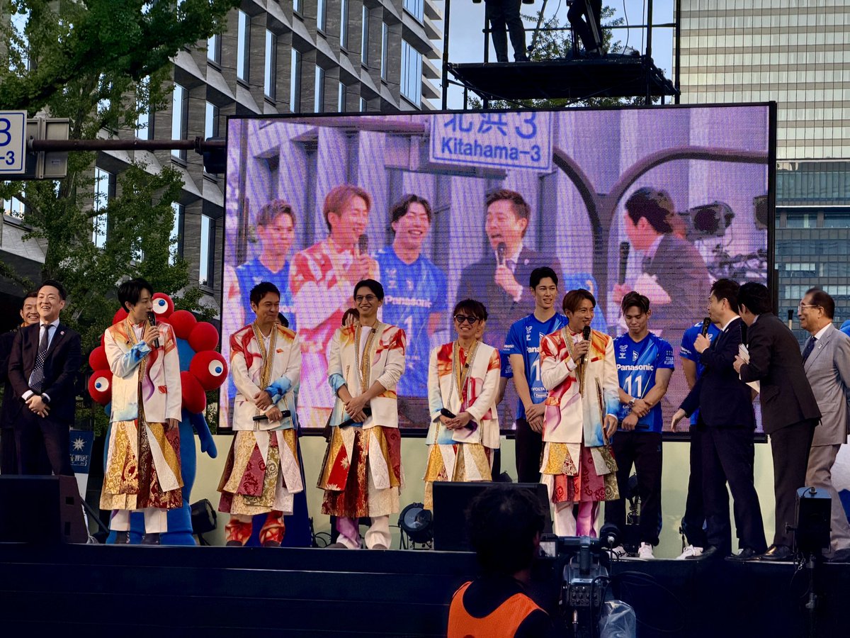 scketto1's tweet photo. 【御堂筋ランウェイ•SUPER EIGHT】“御堂筋で始まる恋”を描いたバラードを、ここ御堂筋で披露！
#御堂筋ランウェイ2025 #SUPER_EIGHT #横山裕 #村上信五 #丸山隆平 #安田章大 #大倉忠義　　　　　　

https://t.co/D8XbLxYkfk　　　　　　　　　　　　　　　　　　　　　　　　　　　　

パフォーマンス、トークステージのリポート

リポーターは村田景菜が担当