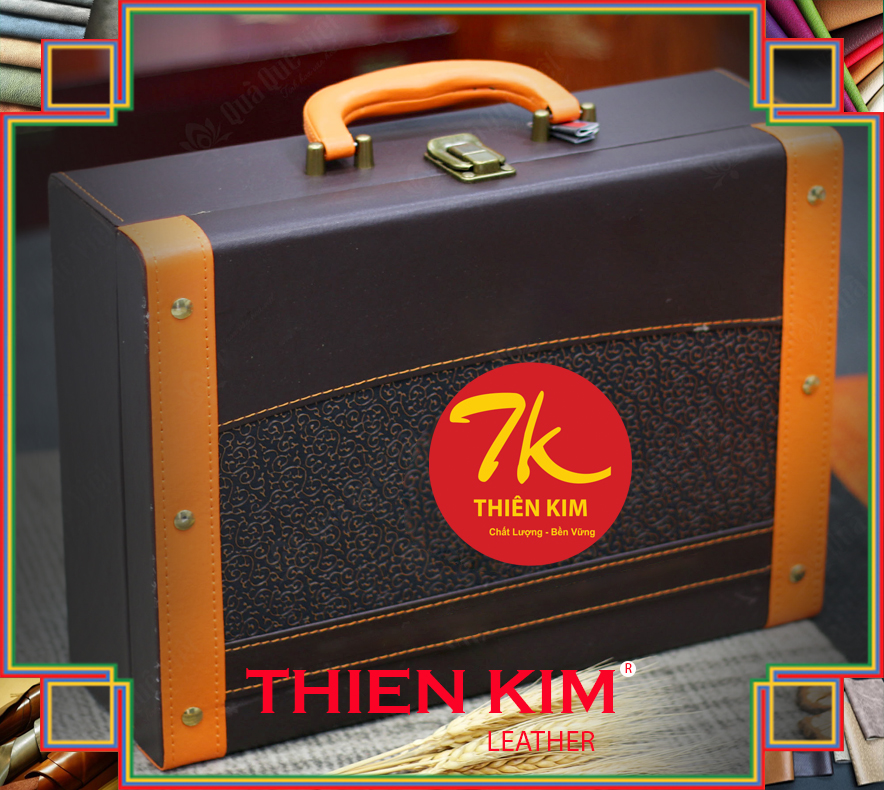 CONGTYTHIENKIM's tweet image. 🎯 Sự kiện hộp da quốc tế 2025 đã mở đăng ký!
Bộ Công Thương &amp;amp; Vietrade phối hợp cùng Thiên Kim Leather tổ chức chủ đề “Bứt phá từ hộp giấy sang hộp da” – cơ hội kết nối buyer quốc tế &amp;amp; mở rộng xuất khẩu.
Hotline: 0934 165 827
#LeatherBox #VietnamExport