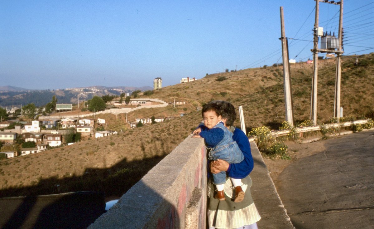 バルパライソから岬を挟んで向こう側がビーニャデルマル。Across the cape from Valparaiso is Viña del Mar, Chile 1995