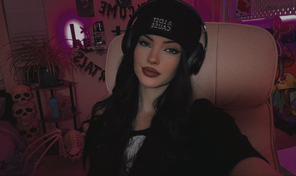 Live right now 💜 Team wiping squads and missing all my shots on Redsec! Join the Ladies and I! You won’t regret it 😏  Come warm up with me before the ladies join! 
 
Follow my Girls 🫩 <a href="/NurseRaq/">Raquel</a> <a href="/thatgirlsydd/">syd</a> 

Twitch.tv/JessTheArachnid