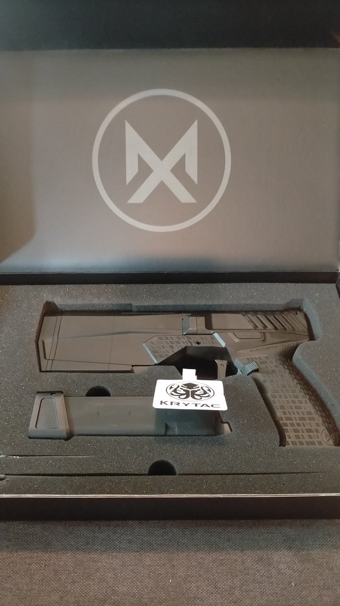 ShioKroom7114's tweet image. 昨日GETしたCRAZYMEET
のMA1 めっちゃかっこいい♥
それと欲しかった
KRYTACのMAXIM９も
くじ引き1回で引き当てるなんて幸せすぎました😍
爆裂祭　最高〜💖
#CRAZYMeaT
#LayLax 
#第１８回爆裂祭2025