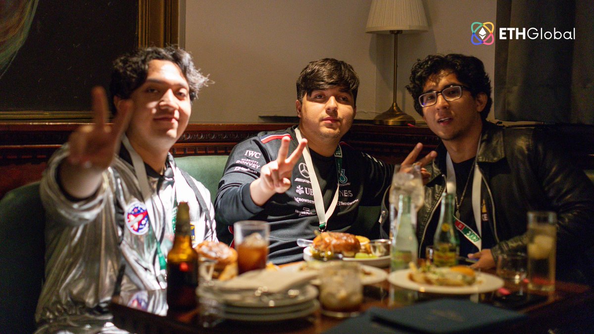 🍻 El icónico Bar 1900 de Monterrey, parte del histórico Gran Hotel Ancira, declarado Monumento Artístico y Patrimonio Cultural de la Nación por el INBA y el INAH, fue el escenario de <a href="/ETHGlobal/">ETHGlobal</a>  Happy Hour | Monterrey. 🌎

Un espacio donde comunidad, builders y speakers cerraron