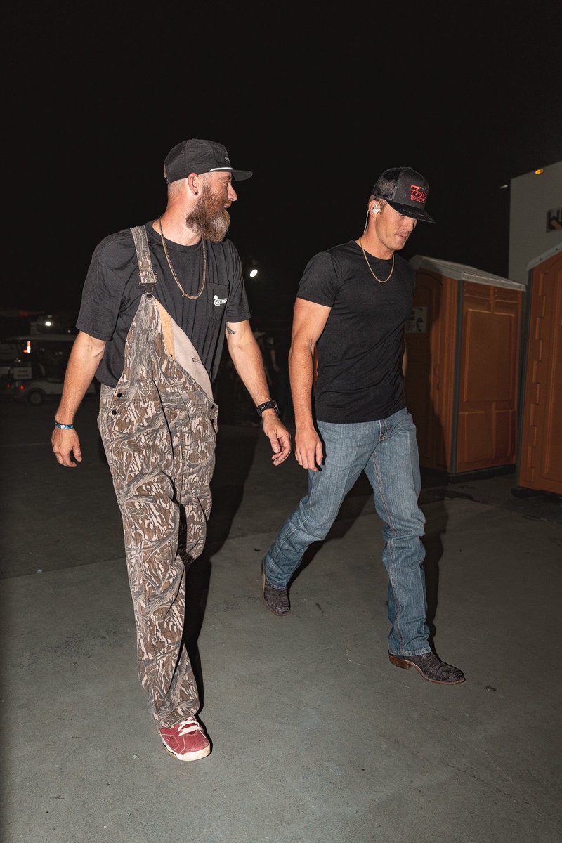 _FreshWestern's tweet image. What do you think @ParkerMcCollum and @ArchieBradley7 are talking about? We’re guessing Ducks now that November’s here. 

#FreshWestern #ParkerMcCollum #HatOffMyHead