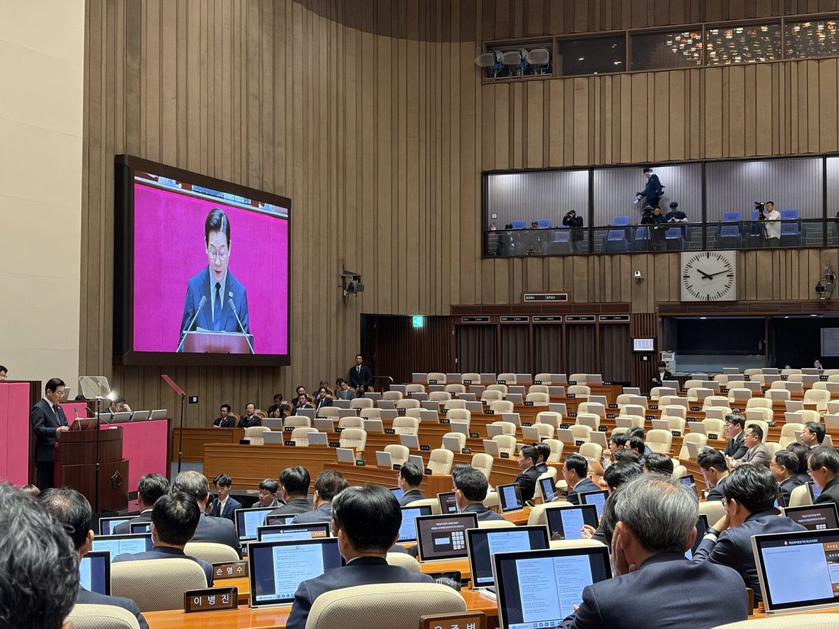 이게 국민의 뜻을 받드는 국회의원입니까?
나라의 살림을 논하는 본회의장이 국민의힘의 빈 의자로 가득했습니다.

이재명 정부 첫 시정연설입니다.
작년엔 윤석열 대통령이 국회를 외면하더니,
올해는 국민의힘이 국민을 외면했습니다.

일하지 않는 국회의원,
국민께서 반드시 심판하실 것입니다.