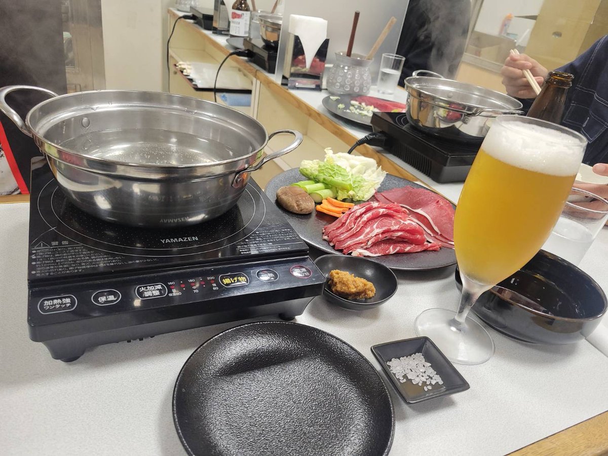 【鹿しゃぶってどうですか？】
秋ってあれもこれも食べたくなりますよね🍂
食べても太らない、そんな神食材があればいいのに...！
そこで超絶ヘルシーなこの一品！
―――――
鹿しゃぶ🦌
―――――
シンプルな調理法なので、鹿肉の上品な旨みを堪能できますよ😋
臭みとかはなく自然な甘みが滲むのでぜひ！