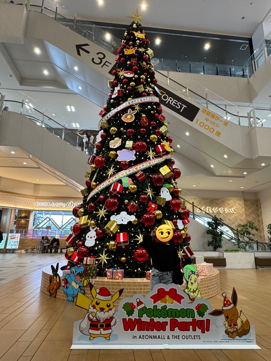 135na_mi's tweet photo. 大きなクリスマスツリー🎄
巨大やん😁

お母さんと孫が何処に
いるんか？わからんぐらい🤭笑笑 https://t.co/afc9cBYJOK