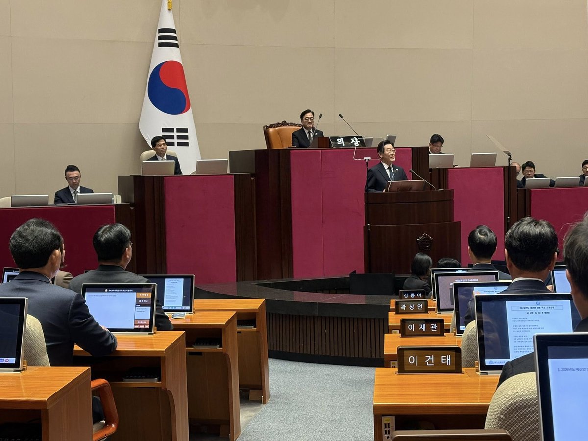 Minhyungbae's tweet image. 이재명 대통령께서 국민주권정부 출범 이후 첫 예산안 관련 국회 시정연설을 시작합니다.
&quot;영혼을 갈아넣으며 총력을 다했다&quot;는 대목에서 큰 박수가 나옵니다. 자랑스럽습니다.^^
국민의힘 의원석은 텅 비었습니다. 안타깝습니다.ㅜㅜ