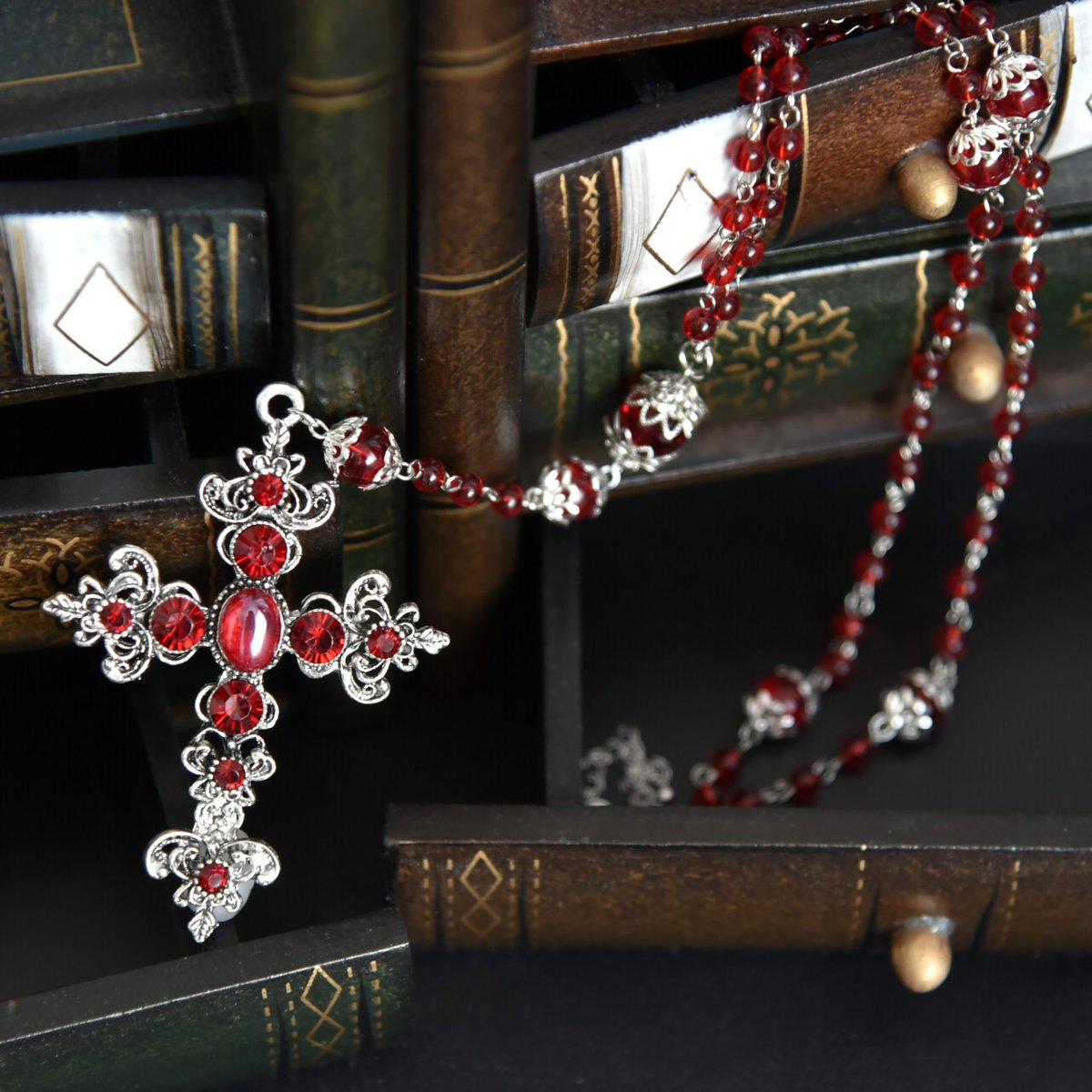 11/5⇒お題【#ご縁を結ぶ赤い色　#365DIYtheme】
※縁結びの日、赤い作品オンリー

あっ…また赤だΣ(๑ °꒳° ๑)
並ばないように気をつけてるお題の「色」うっかり…とは言い切れない！？─どうやら私の手がご縁を結んでいるらしい🩸🧶

🛒minne.com/@raga-muffin

#ハンドメイド好きさんと繋がりたい