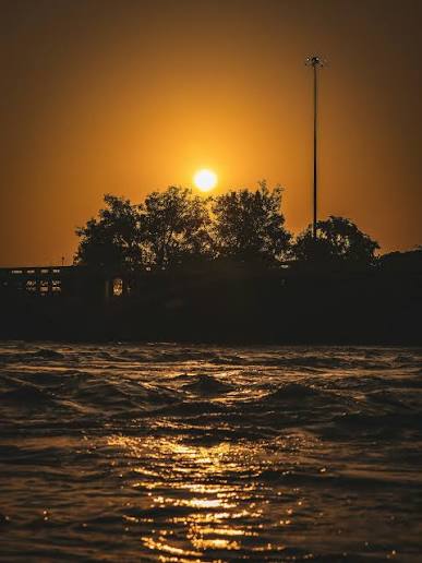 Nasimansar5193's tweet image. काल्हि करि, काल्हि करि, आज करि सो आज।
चलतें-चलतें पकड़िया, जैसे कबीर दास॥

अर्थ: कल पर टालते रहोगे तो काम कभी नहीं होगा। सुबह उठते ही आज का काम आज ही शुरू कर दो।
@motivation @morning @santkabirdas @relaxmind