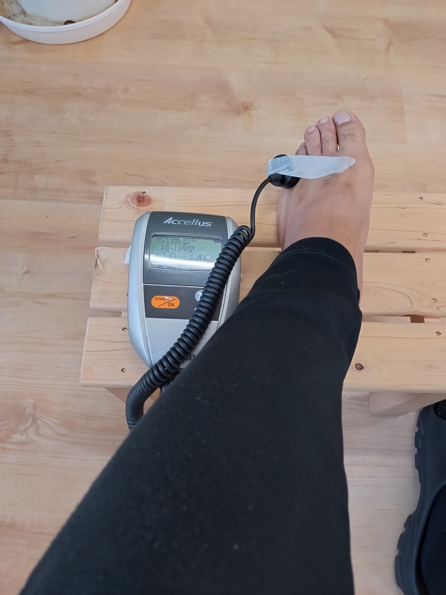 initial33a's tweet image. 相変わらずレーザー治療。
納得いかないのが、９時から診療開始で８時半にきて、処置に２時間も待たなければならないのは何とかしてもらいたい。
朝は渋滞で家から50分前後かかる。
これから２０分の治療、そしてまだ診察がある。
労災だし通院にこれだけ時間がかかるなら、休業延長しかないな。