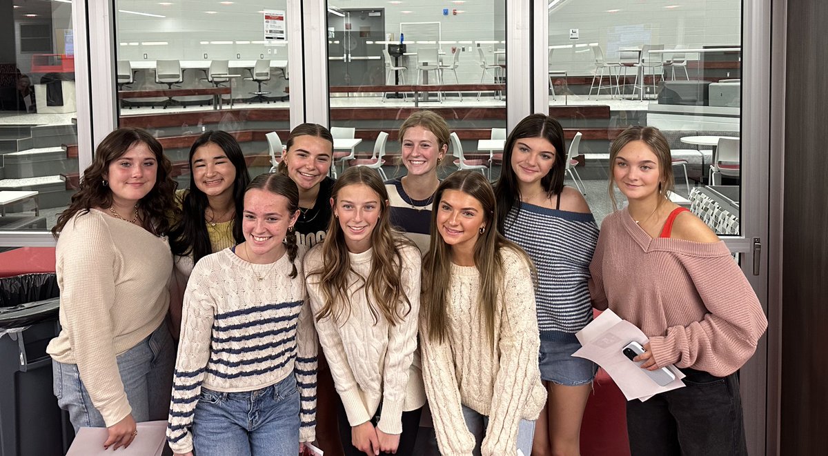 AddisonOsb95181's tweet image. Had HS 🏐 banquet tonight. Loved playing Libero on the sophomore team this year for ACHS. Go Sequoits!