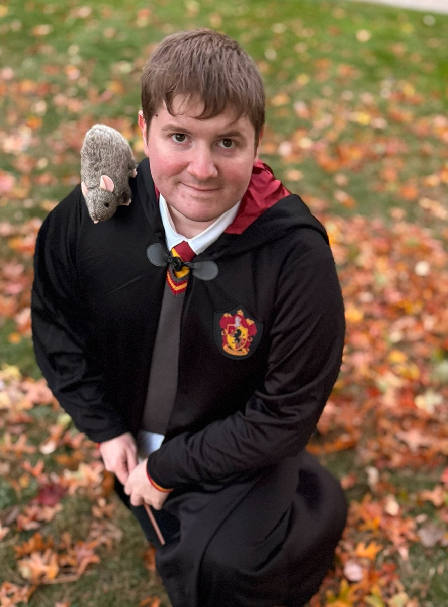 Numbers795_'s tweet photo. Haven't been posting on here much lately, and I haven't been doing much streaming either. BUT I have been trying to get more into cosplay! Here's some photos of my Ron Weasley I did for Halloween! https://t.co/MSwiZ51QVW
